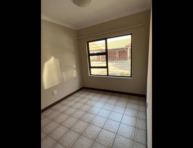 3 BEDROOM TOWNHOUSE FOR SALE IN SINOVILLE